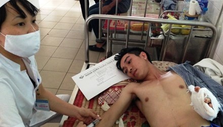 Nạn nhân Khánh bị chém đang điều trị tại Bệnh viện Việt Tiệp (Hải Phòng).