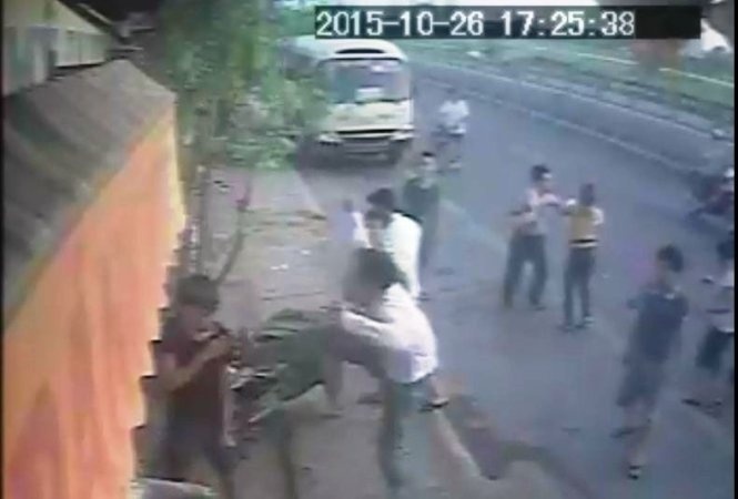 Hiện trường vụ hỗn chiến trước tiệm bánh mì gia đình anh Tuấn.