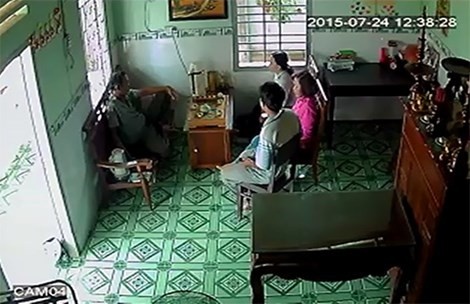 Camera ghi lại vợ thiếu tá Anh cùng người thân kéo đến nhà Hoa đòi nợ.