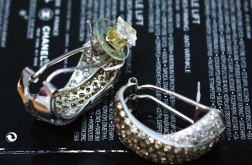 Uong ca phe bi giat tui co nhan kim cuong gia 50.000 USD hinh anh