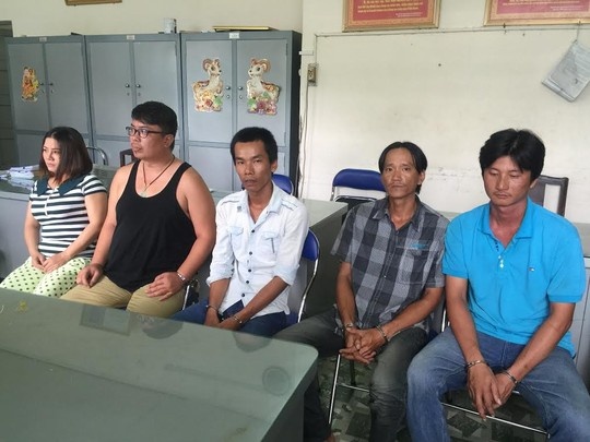 Lua cu ba 72 tuoi chuyen khoan 400 trieu roi chiem doat hinh anh