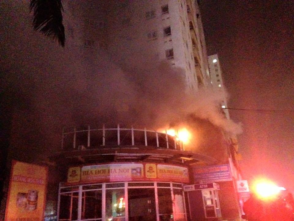 Chung cu Vimeco chay trong dem, nguoi dan thao chay hinh anh