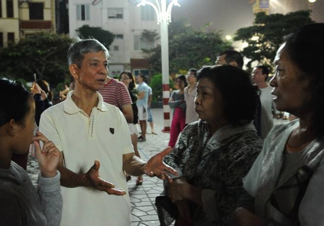 Ông Nguyễn Ngọc Khánh ở tầng 21 của toà nhà cho biết: lúc 22h15 phút, mọi người được thông báo về đám cháy đang diễn ra ở tầng 5. Lúc đi xuống tận tầng 1 rồi chúng tôi mới biết cháy diễn ra ở tầng 2 của toà nhà.