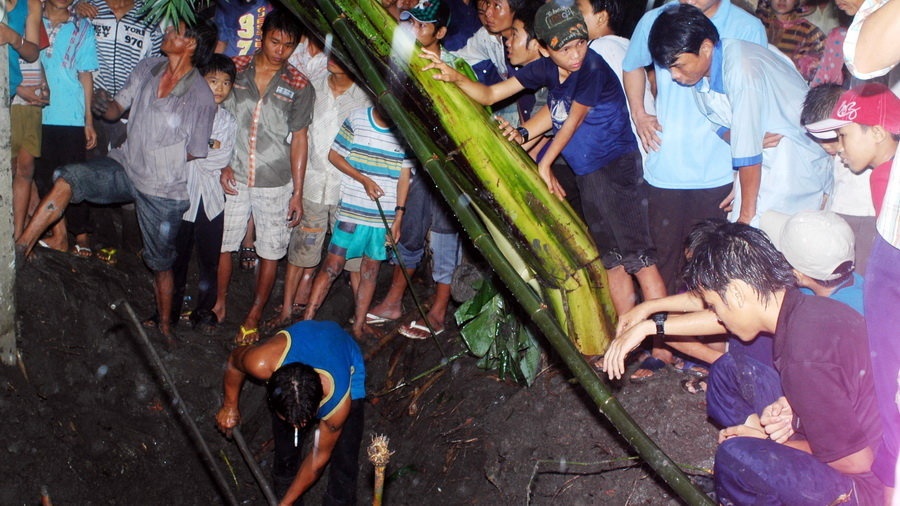 Nhiều người đến nhà bà đập phá, đào bới để tìm xác em Trâm.