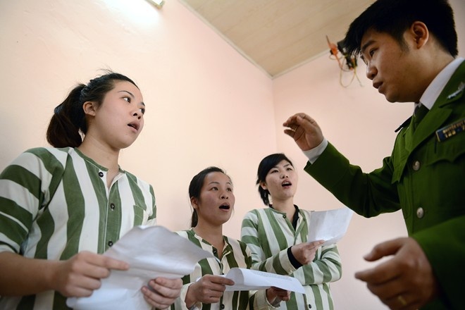 Cán bộ trại tạm giam số 1 Công an Hà Nội hướng dẫn phạm nhân . Ảnh: Mạnh Thắng.