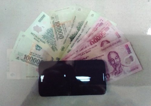 Ga trai trom dien thoai, tong tien gai ban than hinh anh