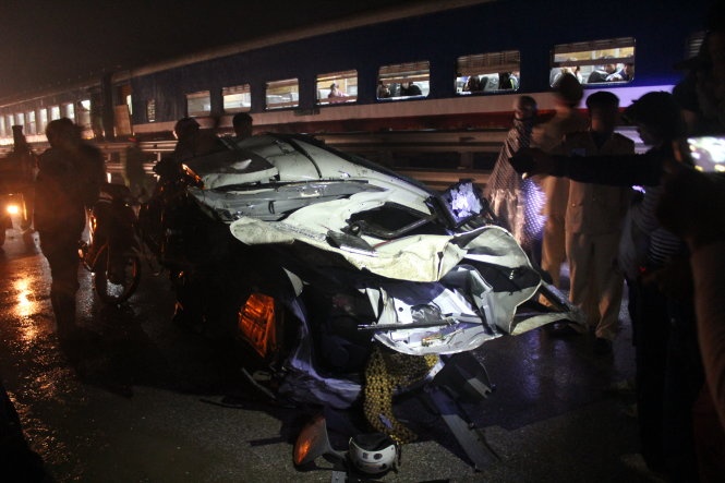 Tau lua dam dut doi xe tai 7 tan hinh anh