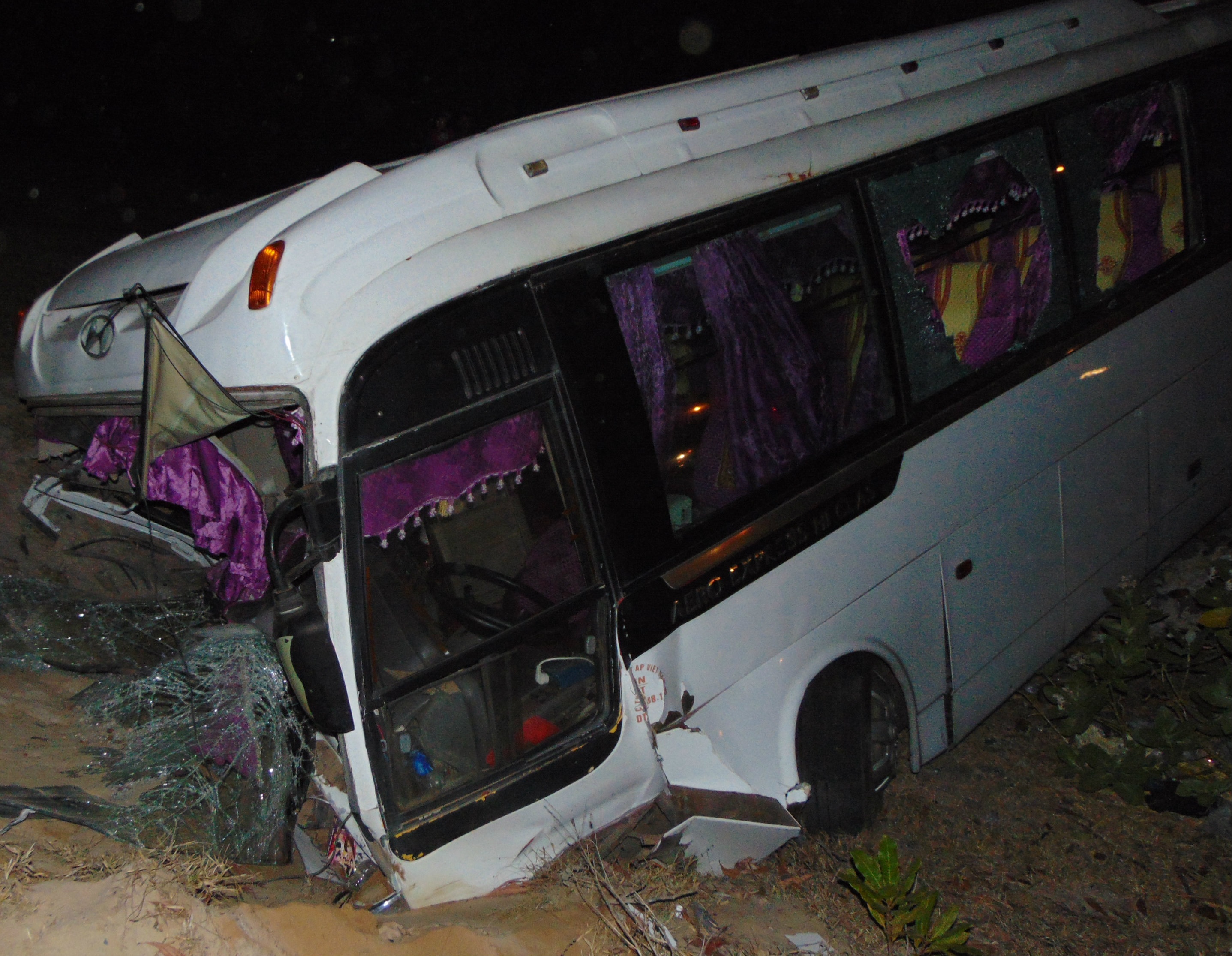 Xe cho cong nhan vien ve an Tet gap nan hinh anh