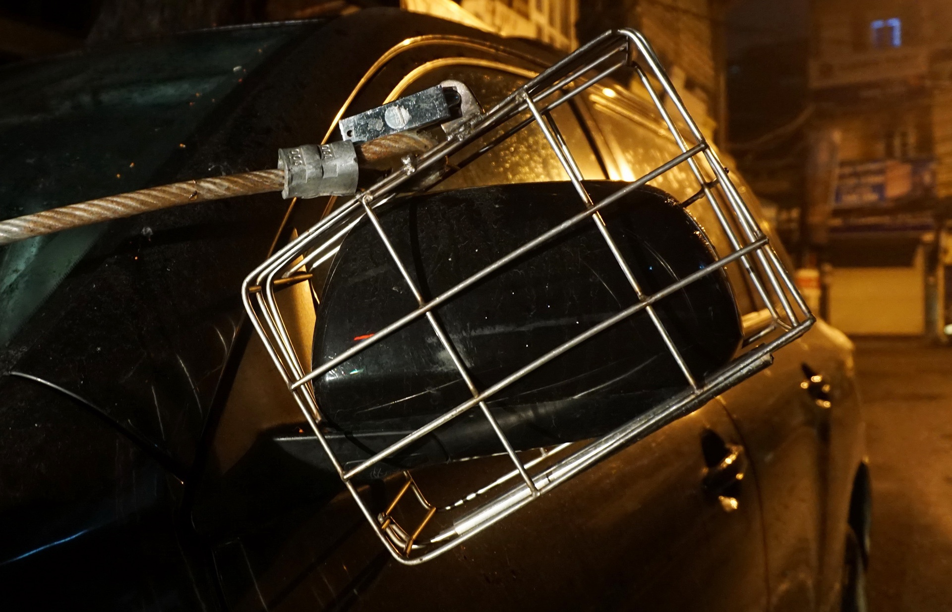 'Ao giap' chong trom guong oto o Ha Noi hinh anh