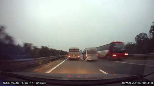 Tu choi phuc vu xe khach chay nguoc chieu tren cao toc hinh anh