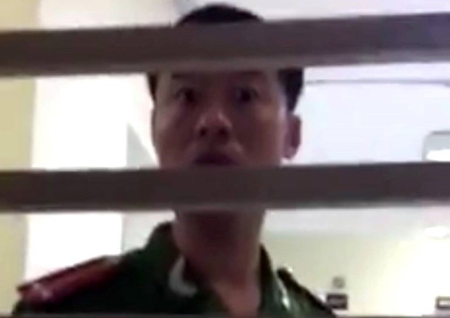 Tam dinh chi cong tac canh sat bi to nho nuoc bot vao dan hinh anh
