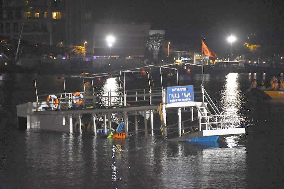 Tau lat tren song Han: Tim nguoi mat tich xuyen dem hinh anh