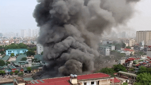 Hang chuc nhan vien thao chay trong vu chay van phong hinh anh