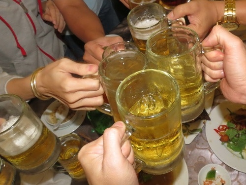 Cam ban ruou bia sau 22h: Can tao co che de khong dam uong hinh anh