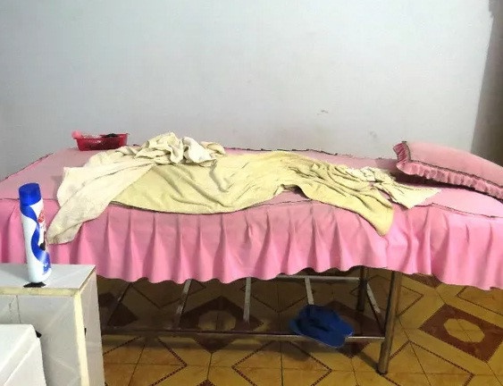 Khong dieu duoc tiep vien tre dep, khach 'dai nao' tiem massage hinh anh