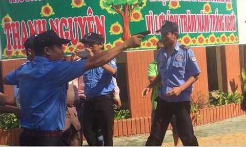 Cong tay nu giam doc anh 1