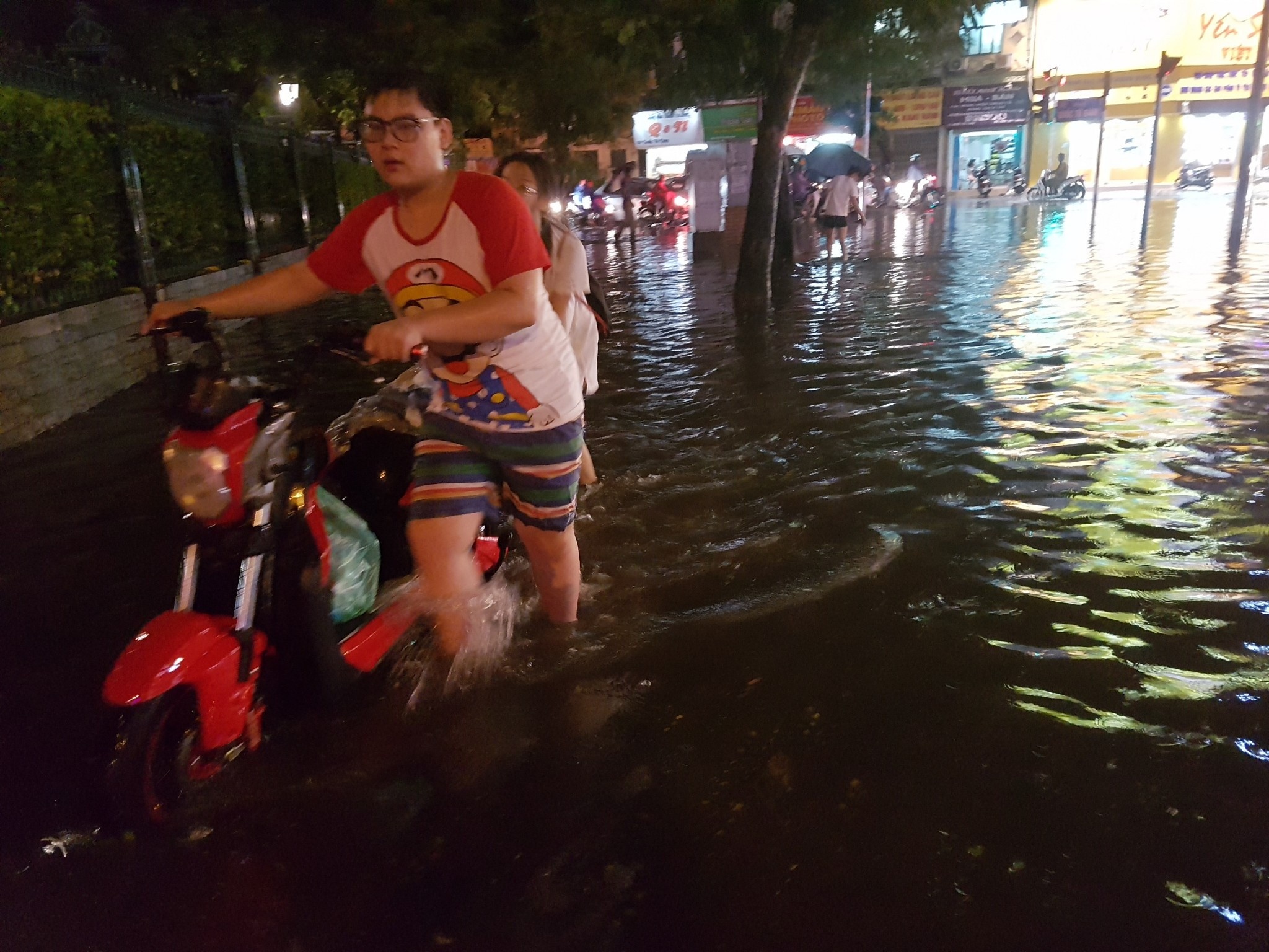 Mua ngap sau tai nhieu tuyen pho o Ha Noi hinh anh