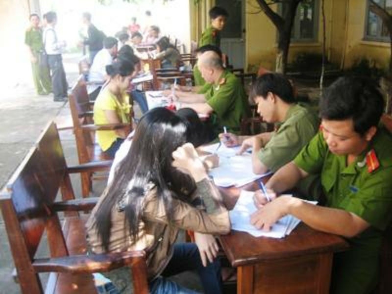 6 co gai xep hang cho 4 nguoi Han Quoc tuyen vo hinh anh