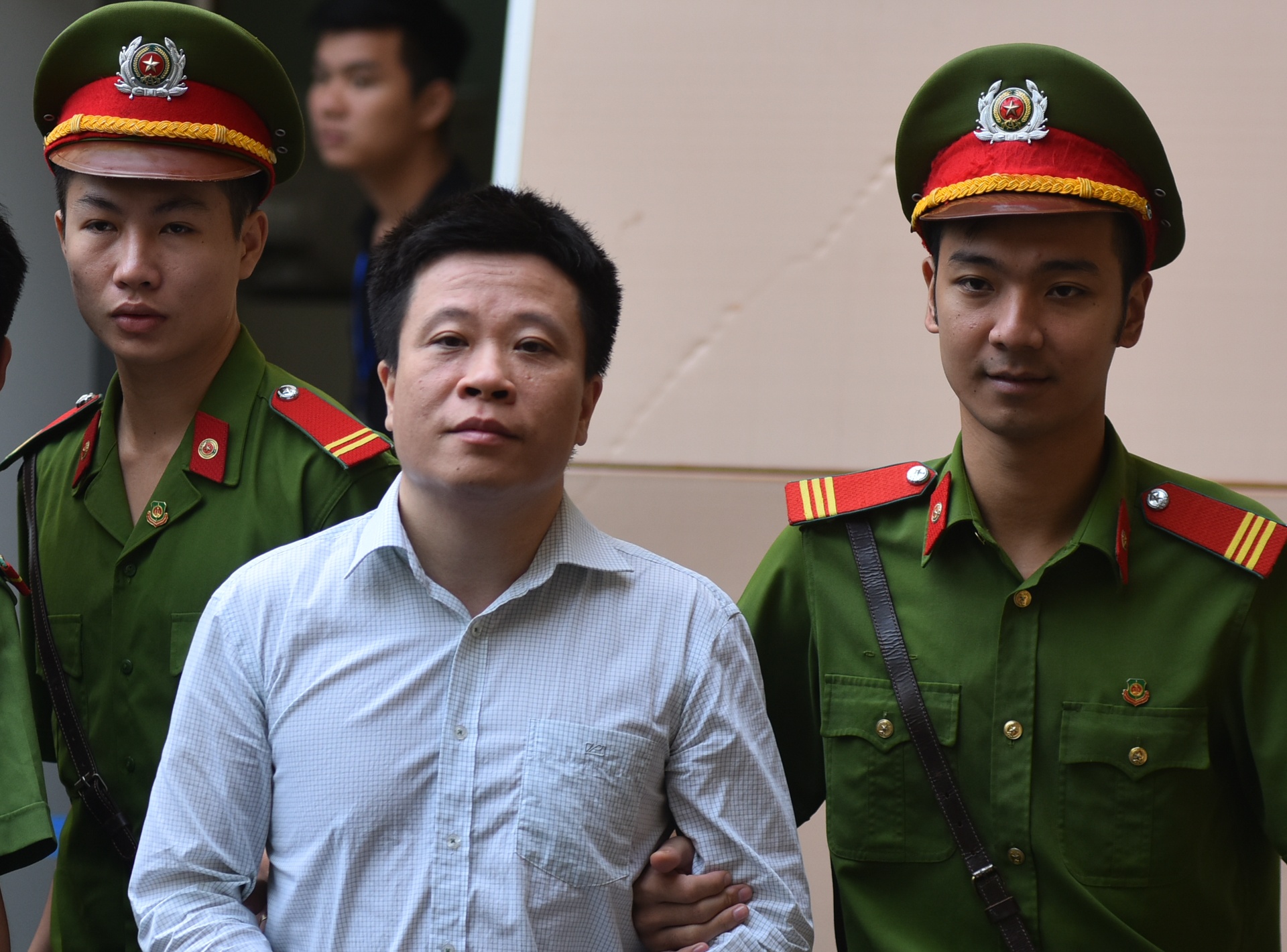 Ha Van Tham xin tang nang toi de giam nhe cho nhan vien Oceanbank hinh anh