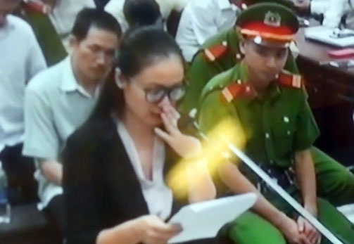 2 'bong hong' trong dai an Oceanbank bat khoc khi tu bao chua hinh anh