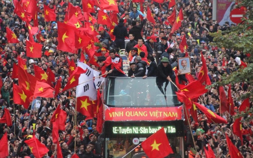 Hanh trinh 5 gio vuot bien nguoi tren xe buyt 2 tang cua U23 Viet Nam hinh anh