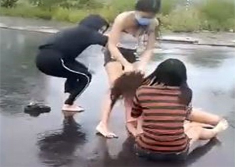 2 co gai dan tran hon chien vi mau thuan tren Facebook hinh anh