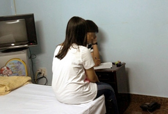 Bat thanh nien lam ban gai 15 tuoi co thai hinh anh