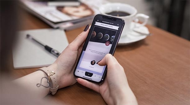 Bat nhom ban phan mem nghe len theo doi ngoai tinh hinh anh