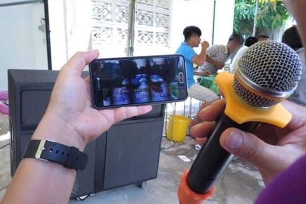 An mang tu viec hat karaoke qua on ao hinh anh