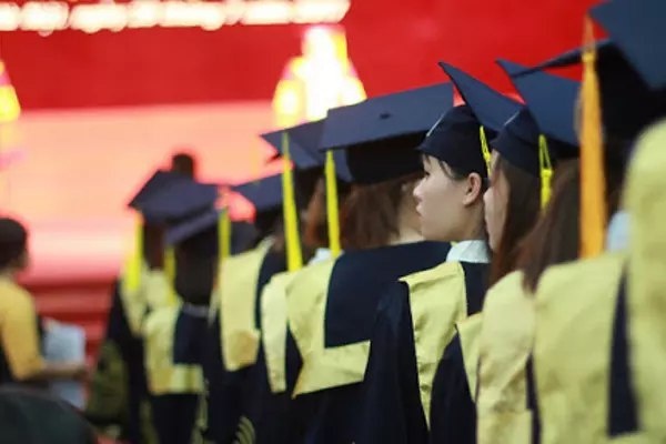 Giang vien dai hoc cong lap, nguoi hon 10 trieu, nguoi 200 trieu/thang hinh anh