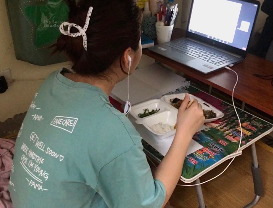 Thi sinh on thi den 4h sang anh 1