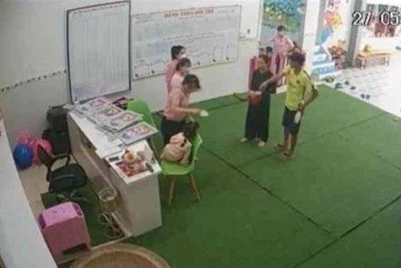 Thong tin vu giao vien dua tre vao nha ve sinh danh hinh anh