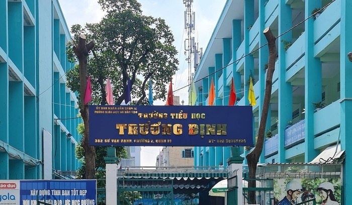 Nu sinh o TP.HCM bi lot nu trang va dien thoai khi roi khoi truong hinh anh