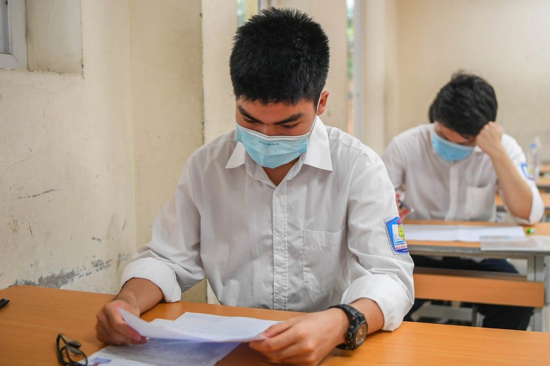 Dung may bay truc thang van chuyen de thi tot nghiep THPT ra Con Dao hinh anh