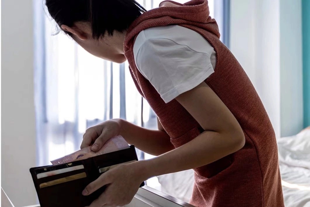 Nu sinh Trung Quoc trom tien phau thuat cua me de mua sam online hinh anh