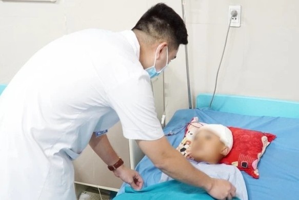 Benh nhi chan thuong so nao vi va vao con bo hinh anh