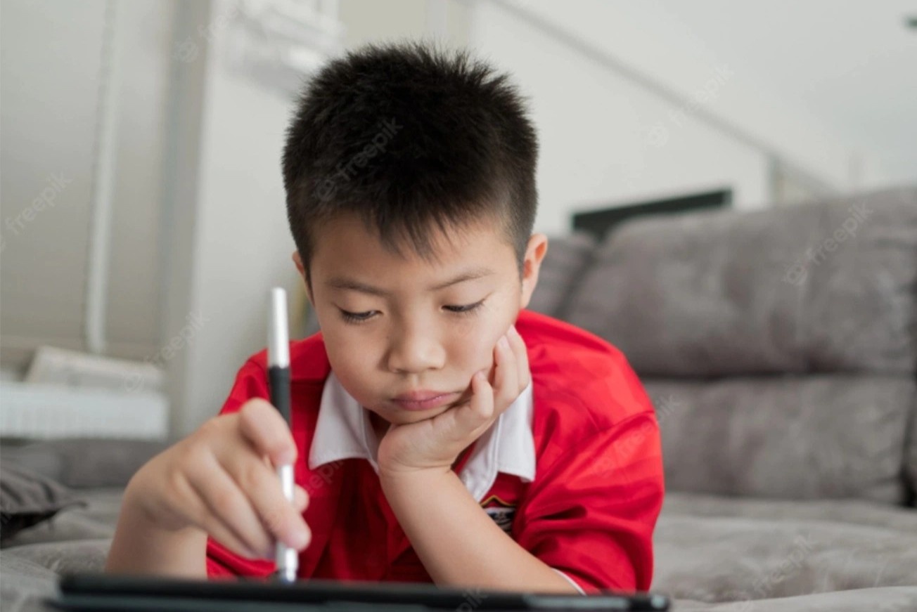 Ong bo Trung Quoc bat con choi du 2 tieng moi cho lam bai tap hinh anh