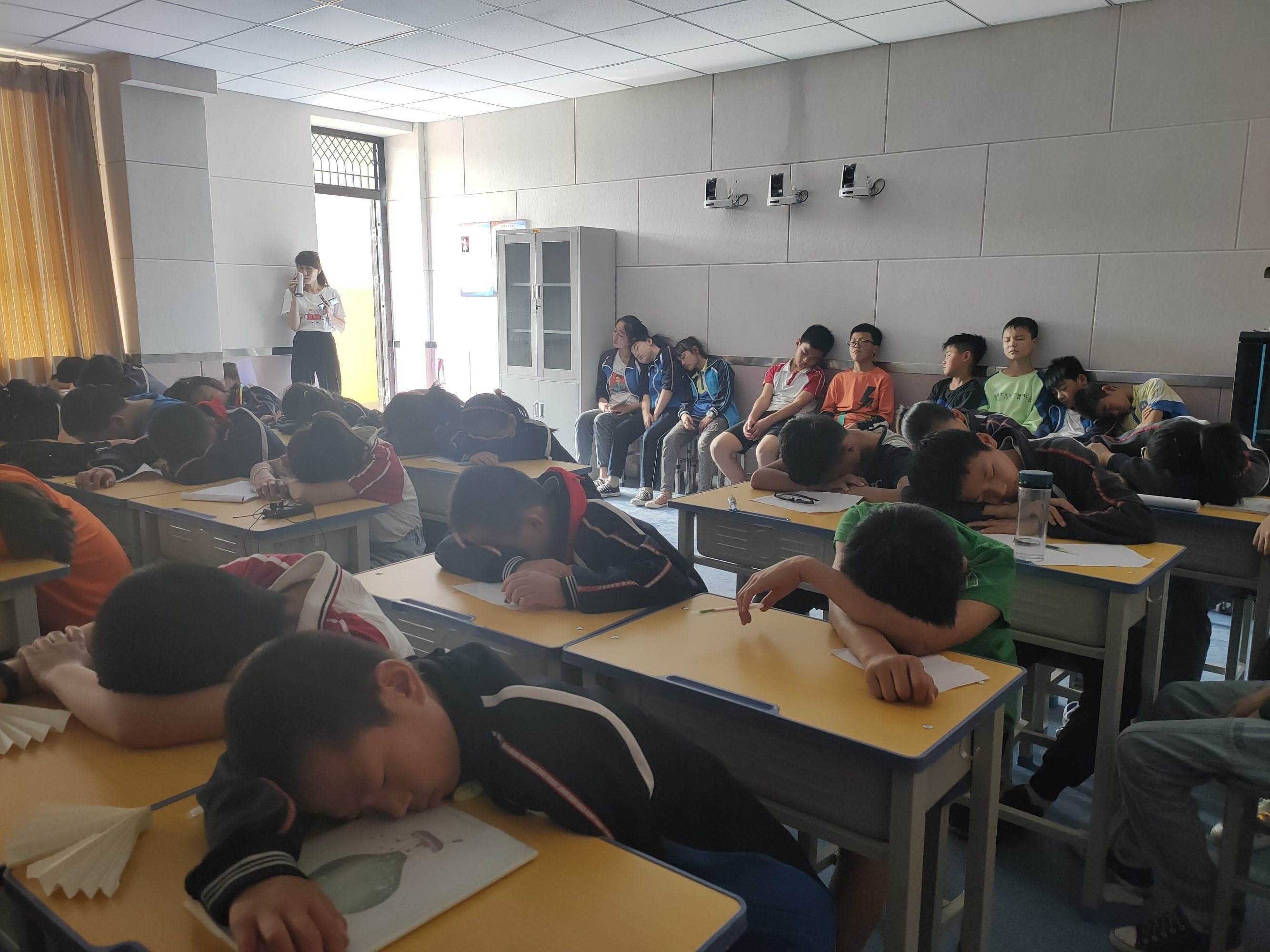 bat con choi du 2 tieng moi cho lam bai tap anh 2