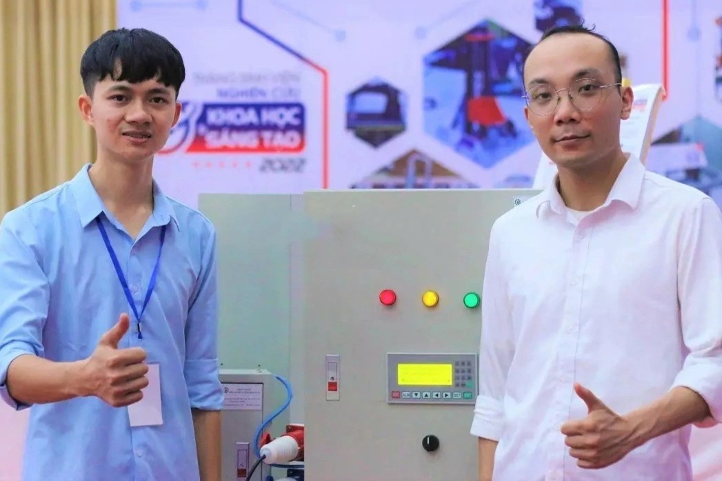 Cuu sinh vien Bach khoa ngu trong chuong heo de nghien cuu hinh anh