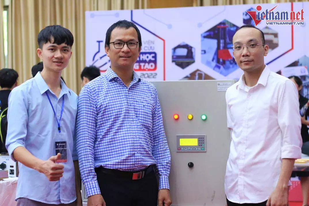 Cuu sinh vien Bach khoa ngu trong chuong heo anh 2