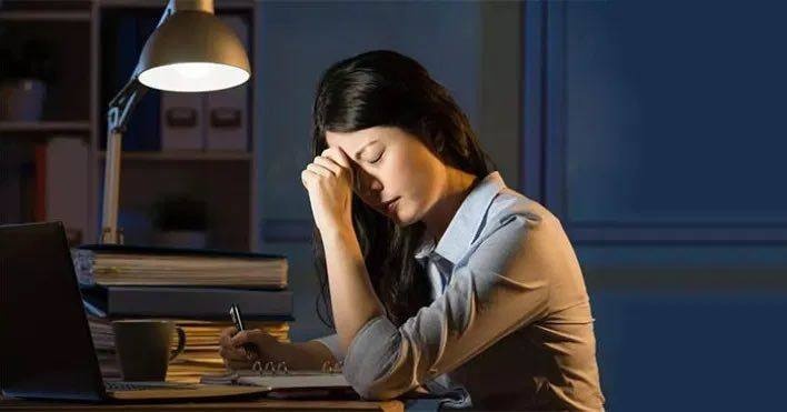 Sinh vien moi ra truong dan do lua chon ve que hay o lai thanh pho hinh anh