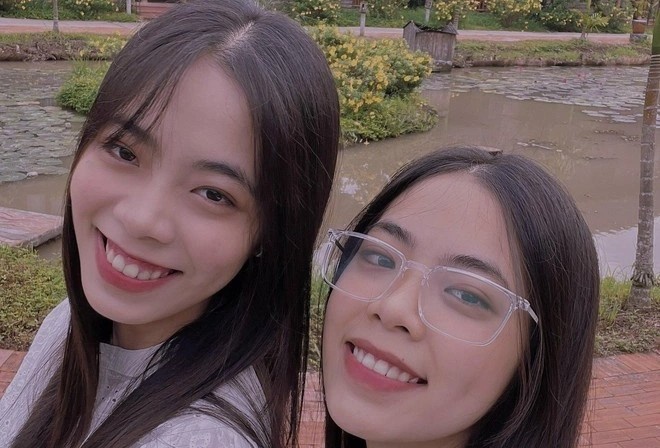 Ba cap chi em song sinh deu hoc gioi trong mot ngoi truong hinh anh