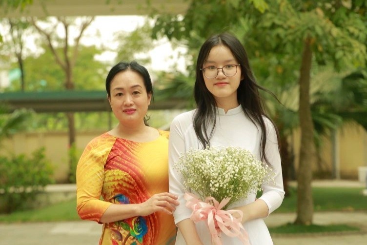 Nu sinh trung tuyen ba truong chuyen o Ha Noi hinh anh