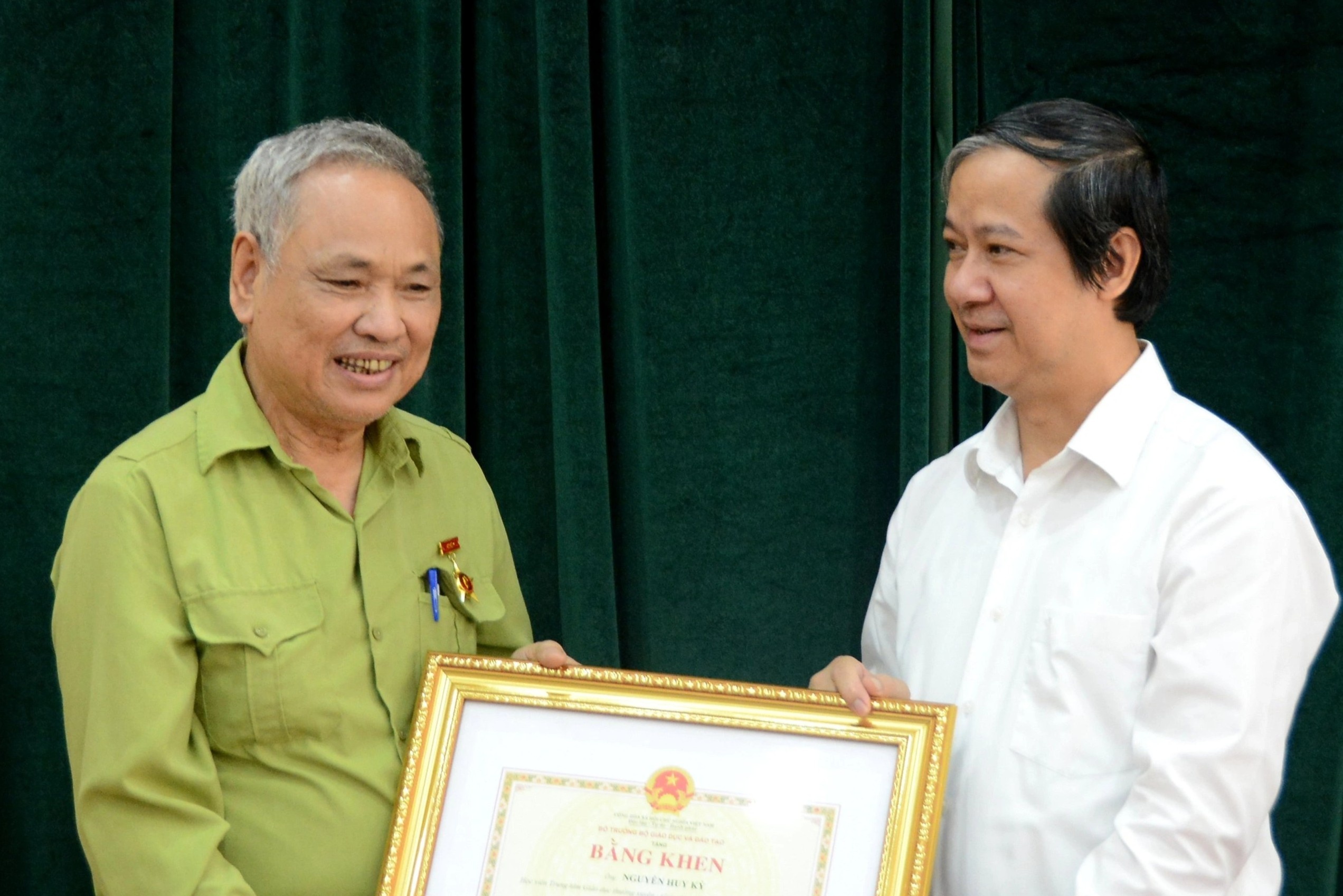 Cu ong 82 tuoi do tot nghiep THPT nhan bang khen tu bo truong hinh anh