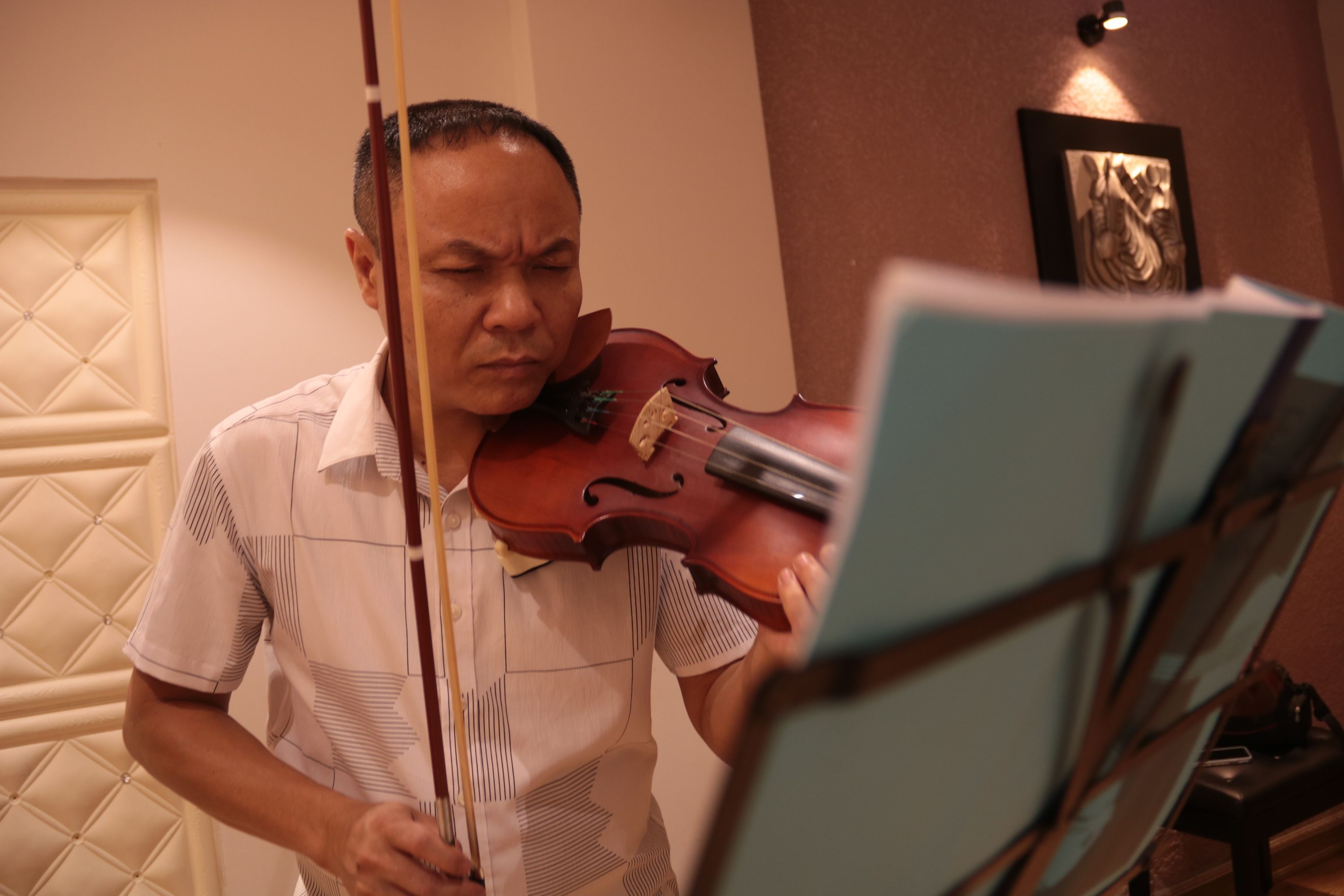 Nguoi lon hoc dan Violin anh 1
