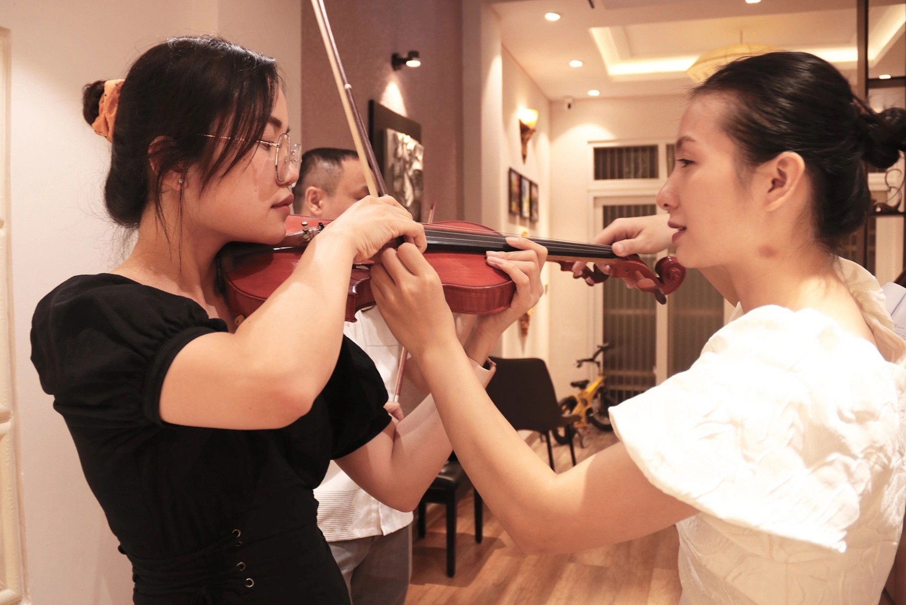 Lop hoc violin cho nguoi di lam hinh anh