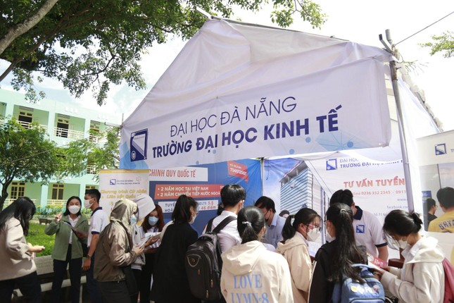 Giang vien khoa Luat nho sinh vien thi ho hinh anh