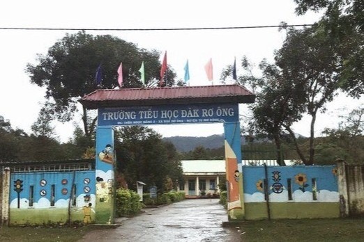 Hieu truong bi cach chuc do cham chi tra che do giao vien, hoc sinh hinh anh