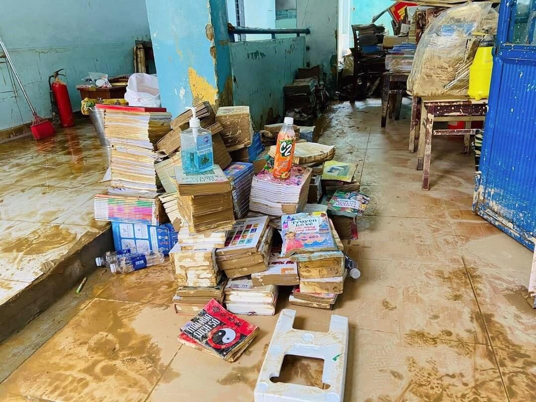 Da Nang xin ho tro sach giao khoa, vo cho hoc sinh bi ngap lu hinh anh