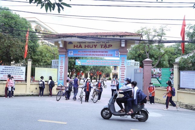 Hoc sinh cung lop nhung dong hai muc hoc phi khac nhau hinh anh